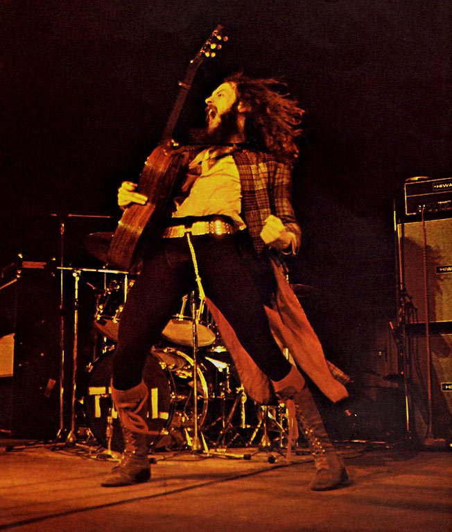 Ian Anderson em ação no palco em 1972