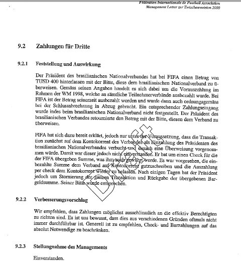 Relatório de gestão prévio da revisão de 2000 Pagamentos a terceiros Identificação e impactos O presidente da Federação Nacional brasileira filiada à FIFA [CBF] deixou uma quantia de 400.000 dólares com a solicitação de que ela fosse transferida para a própria Federação. De acordo com as informações dele, este valor era um pagamento adiantado referente à Copa do Mundo de 1998, valor o qual era destinado a todas as seleções participantes. Segundo a FIFA, o montante já havia sido pago à época da Copa e também havia sido devidamente transferido à conta final em Azbug. O pagamento não fora, contudo, registrado pela Federação Nacional brasileira. O presidente da federação brasileira retornou, então, com um pedido para que o valor fosse encaminhado para a entidade. A FIFA declarou estar disposta a fazer o pagamento, mas apenas sob a condição de que a transação para a conta corrente da associação fosse reconhecida como pagamento para o presidente da Federação Nacional brasileira e, em seguida, a remessa poderia ser feita. Contudo, isto não foi aceito pelo presidente. Ele requisitou então um cheque assinado pela FIFA com a quantia, o que lhe foi concedido. A intenção era que o crédito do valor em cheque fosse posteriormente pago em dinheiro com a quantia do primeiro depósito feito à CBF. Depois de alguns dias, no entanto, o presidente da federação pediu para cancelar toda a transação e solicitou o montante em dinheiro vivo. O pedido dele foi aceito. Sugestão Recomendamos que os pagamentos em dinheiro só sejam feitos por pessoas autorizadas. Temos consciência de que, por várias razões diferentes, nem sempre isso é possível. Geralmente é recomendável pagar em cheque – pagamentos em dinheiro devem ser feitos ao menor número de pessoas possível. Comentários sobre a recomendação Combinado.