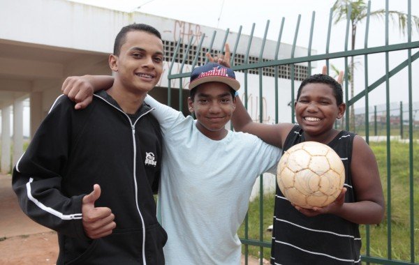 Moradores posam para foto após jogarem futebol Foto: Divulgação Shift