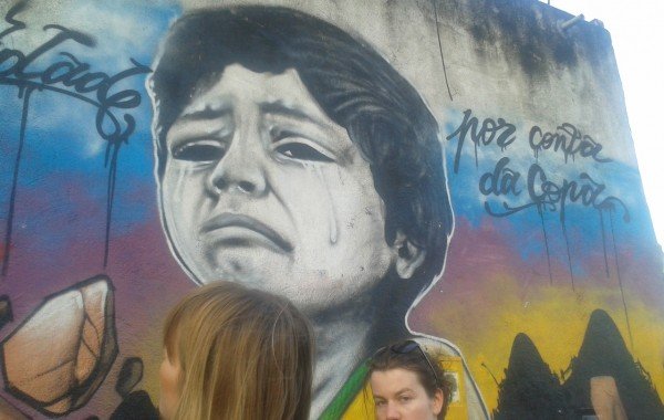 Grafite de um menino chorando na comunidade Metrô-Mangueira. Arte foi inspirada em uma famosa capa do Jornal da Tarde após a derrota do Brasil em 1982 Foto: Reprodução Shift